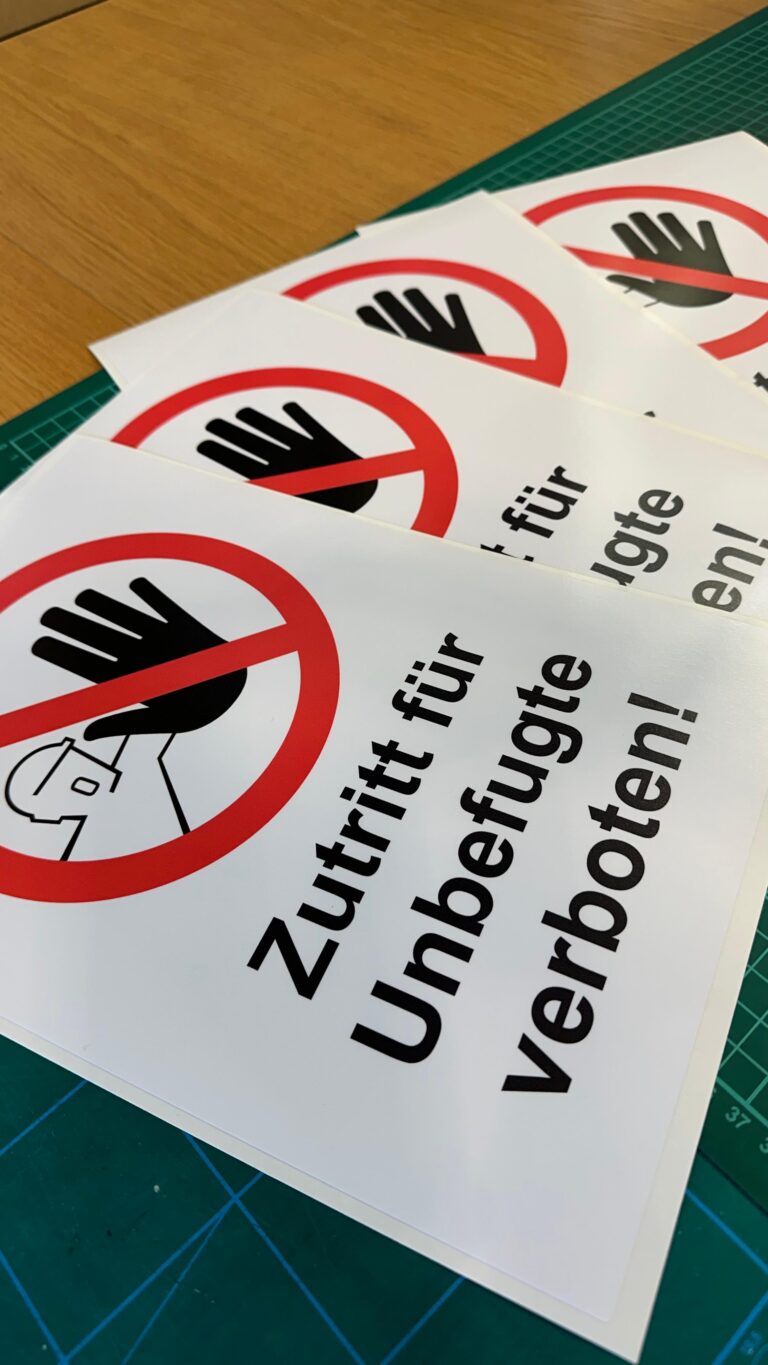 Normgerechte Warn- und Sicherheitsschilder für industrielle Anwendungen