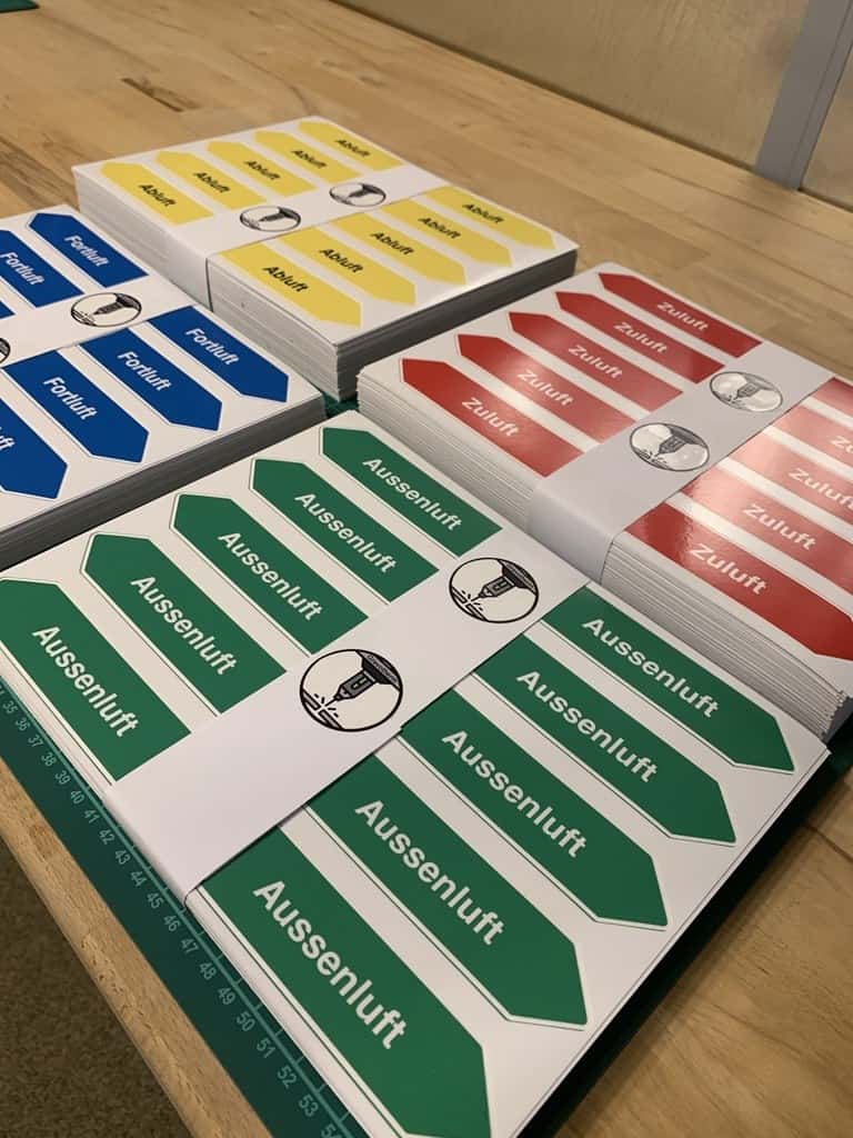 Medienpfeile zur Rohrkennzeichnung mit Farblogik für Heizung, Lüftung, Kälte und Sanitär