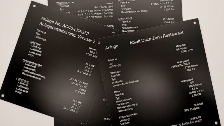 Gravierte Anlageschilder aus Kunststoff und Aluminium für technische Anlagen