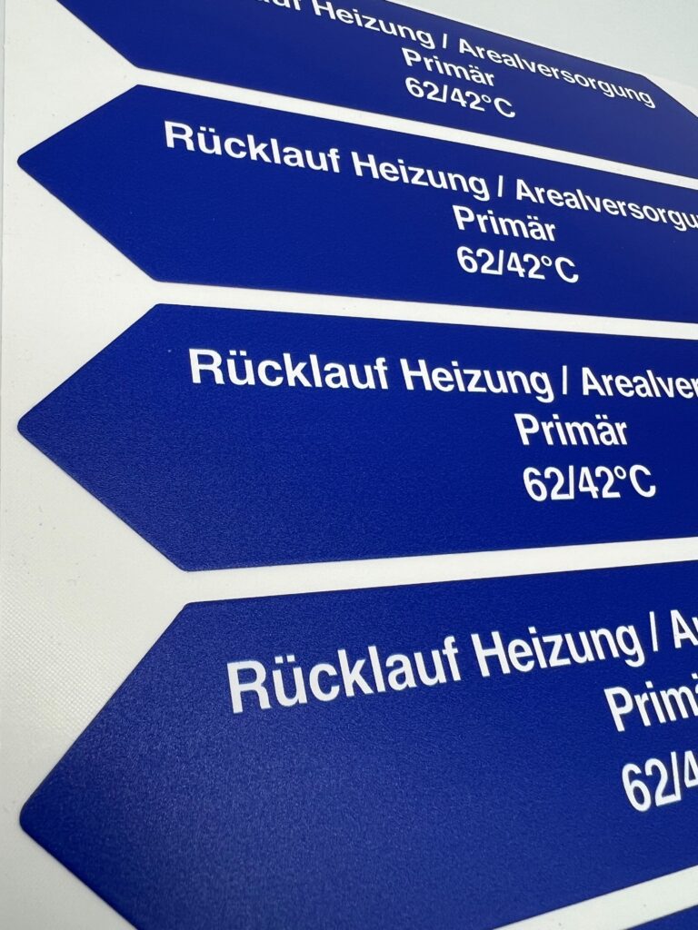 Medienpfeile zur Rohrkennzeichnung mit Farblogik für Heizung, Lüftung, Kälte und Sanitär