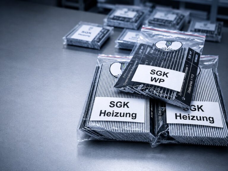 Sortierte und beschriftete Schilder, montagegerecht verpackt